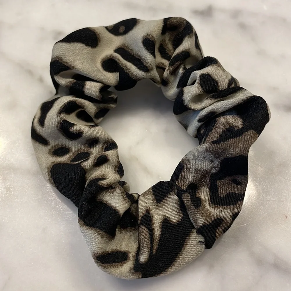 Noir Set of 3 Ombré Leopard Print Hair Scrunchies